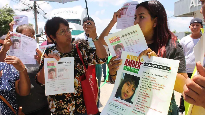 Bloquean carretera Trancas-Coatepec en Emiliano Zapata para exigir búsqueda de adolescentes desaparecidos